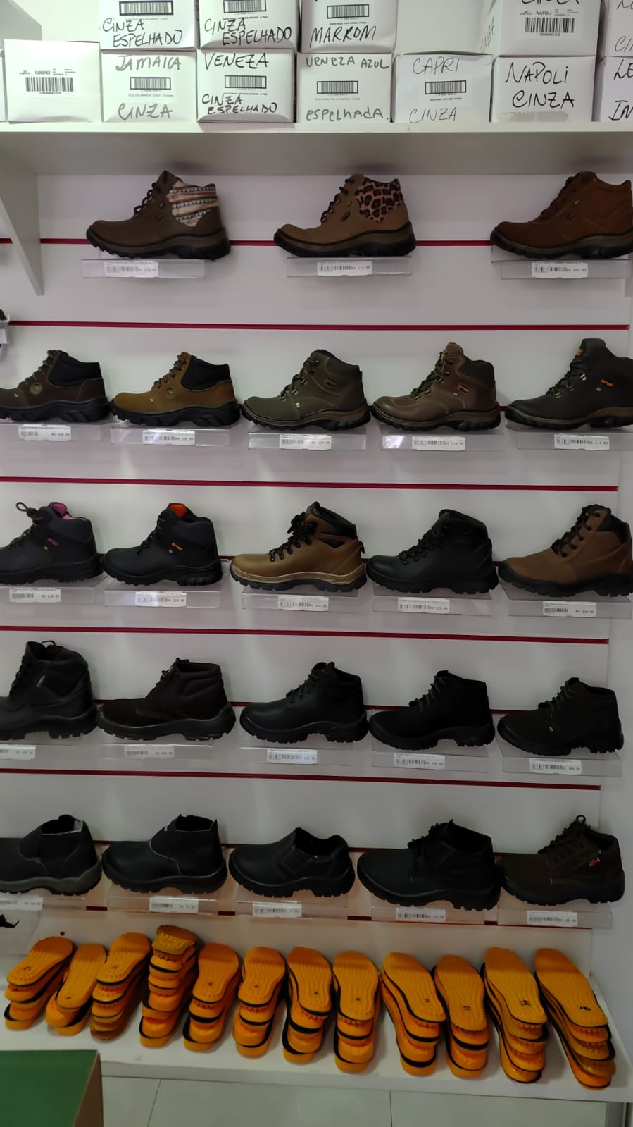Outra prateleira de botas de segurança