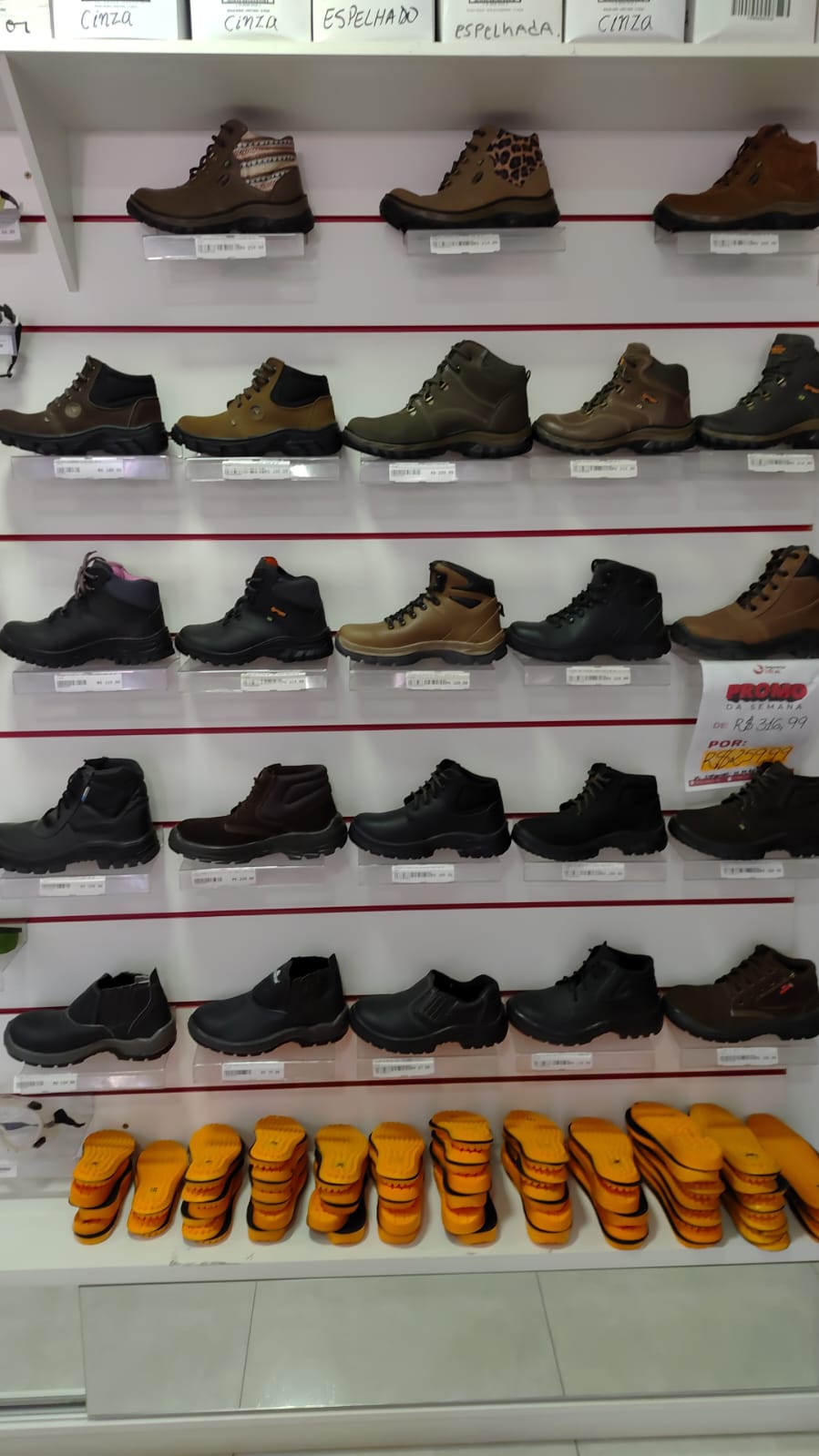 Prateleira de botas de segurança disponíveis na loja