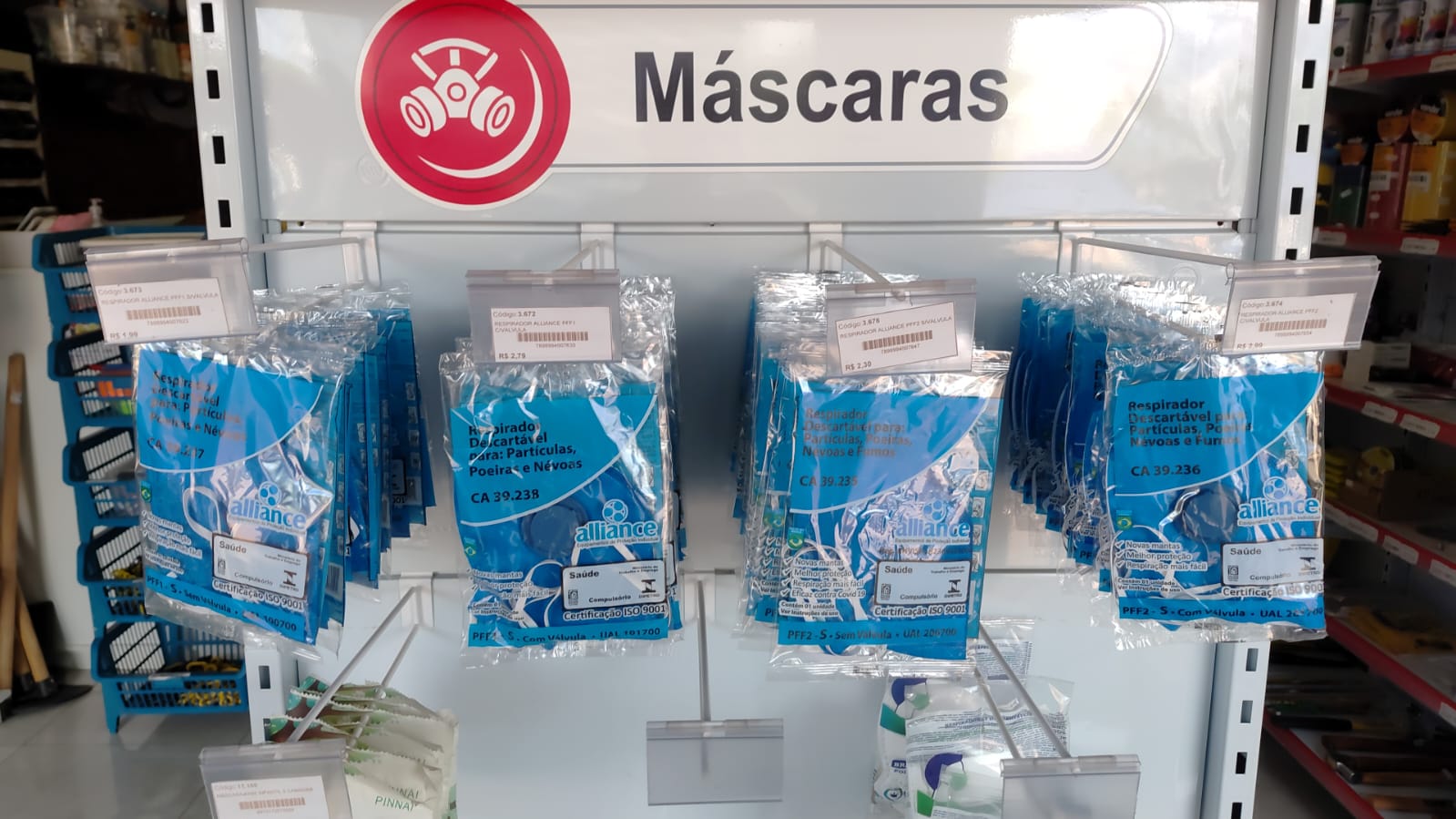 Máscaras de proteção respiratória expostas
